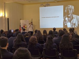 Exposición Tomás Almuna "Bueno y Qué Aprendiste"